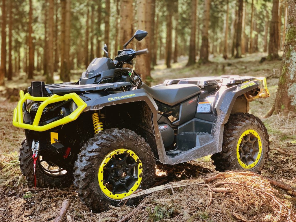 ATV ute på jakt i skogen